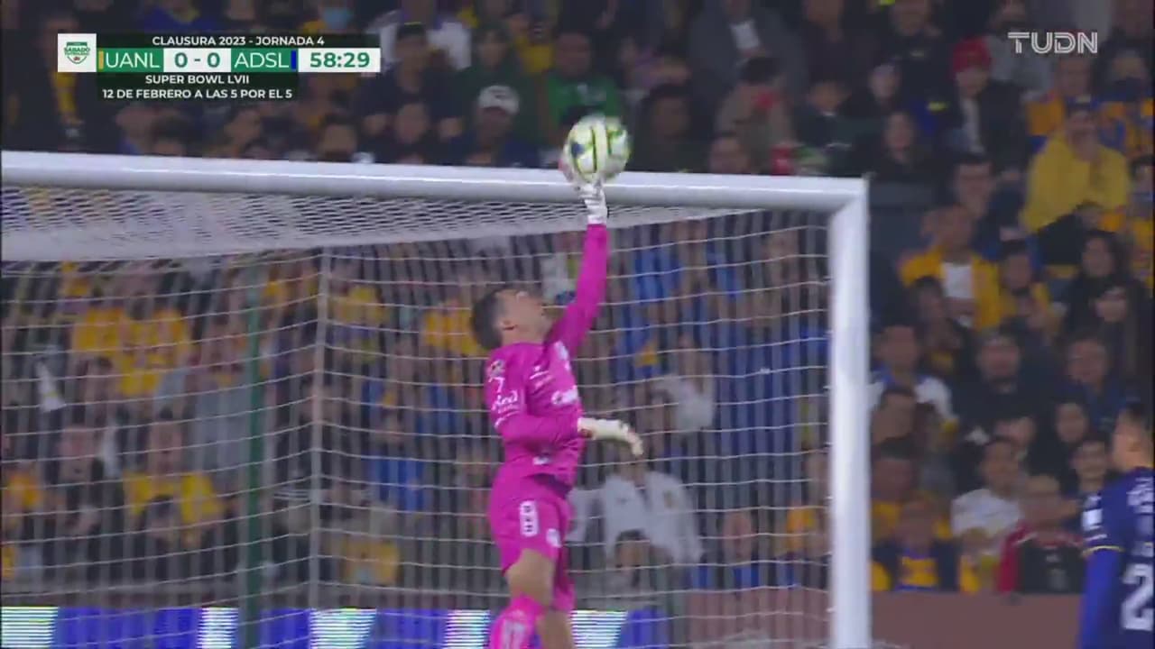 ¡Con las uñas! Atajadón de Barovero ante remate de Gignac