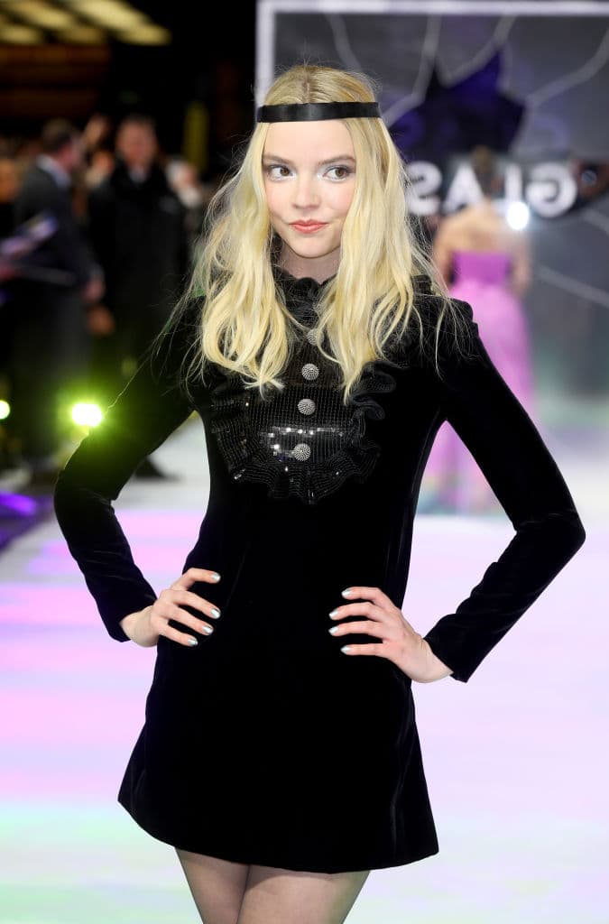 Su vida cambia cuando entran a otra dimensión y deben rescatar a una princesa a la que acaba de secuestrar el malvado King Koopa.
<br>