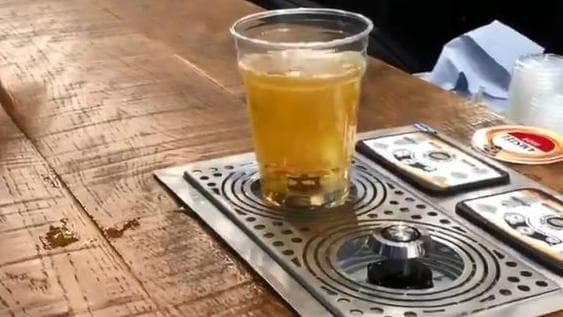 En el nuevo estadio del Tottenham, la tecnología permite servir cerveza desde la parte de abajo del vaso, colocándolo sobre una base en donde el vaso hace clic y se llena de abajo hacia arriba, ¡impresionante!