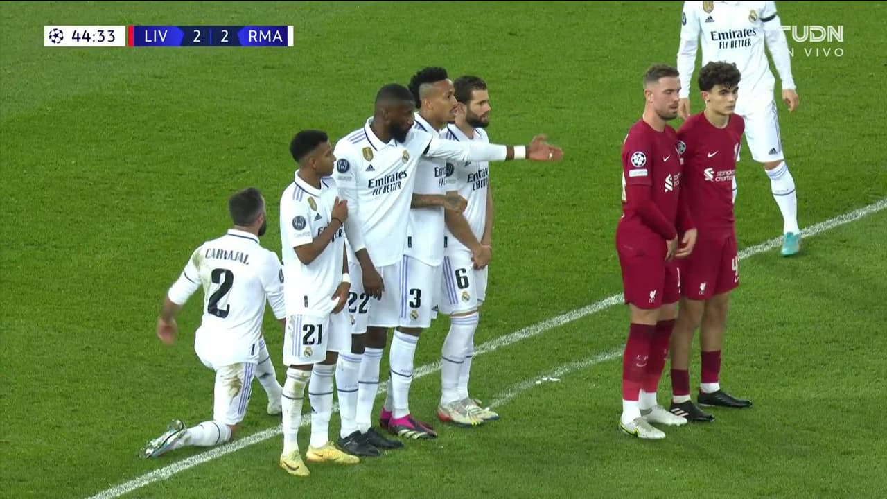 ¡TIRO ATAJADO! disparo por Trent Alexander-Arnold.