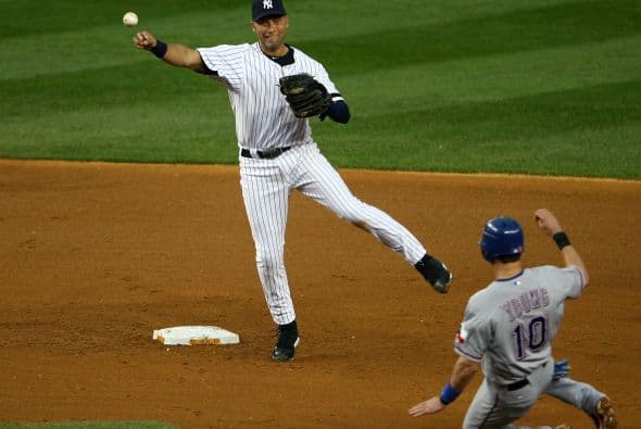 Los Rangers batearon 13 hits, pero no pudieron fabricar muchas carreras. Dos veces, con mucha gente en base, los Yankees apagaron el fuego con par de double plays.