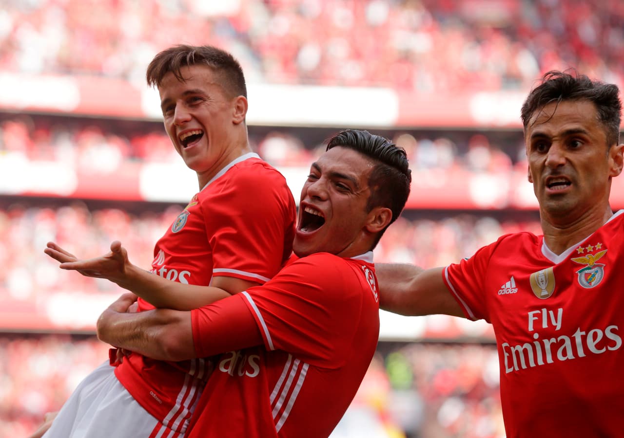 El mexicano Raúl Jiménez, que anotó gol, hizo parte de la fiesta del campeón de la Liga de Portugal en la temporada 2016/17, título confirmado con el triunfo 5-0 contra Vitoria de Guimaraesen la fecha 33 del torneo.