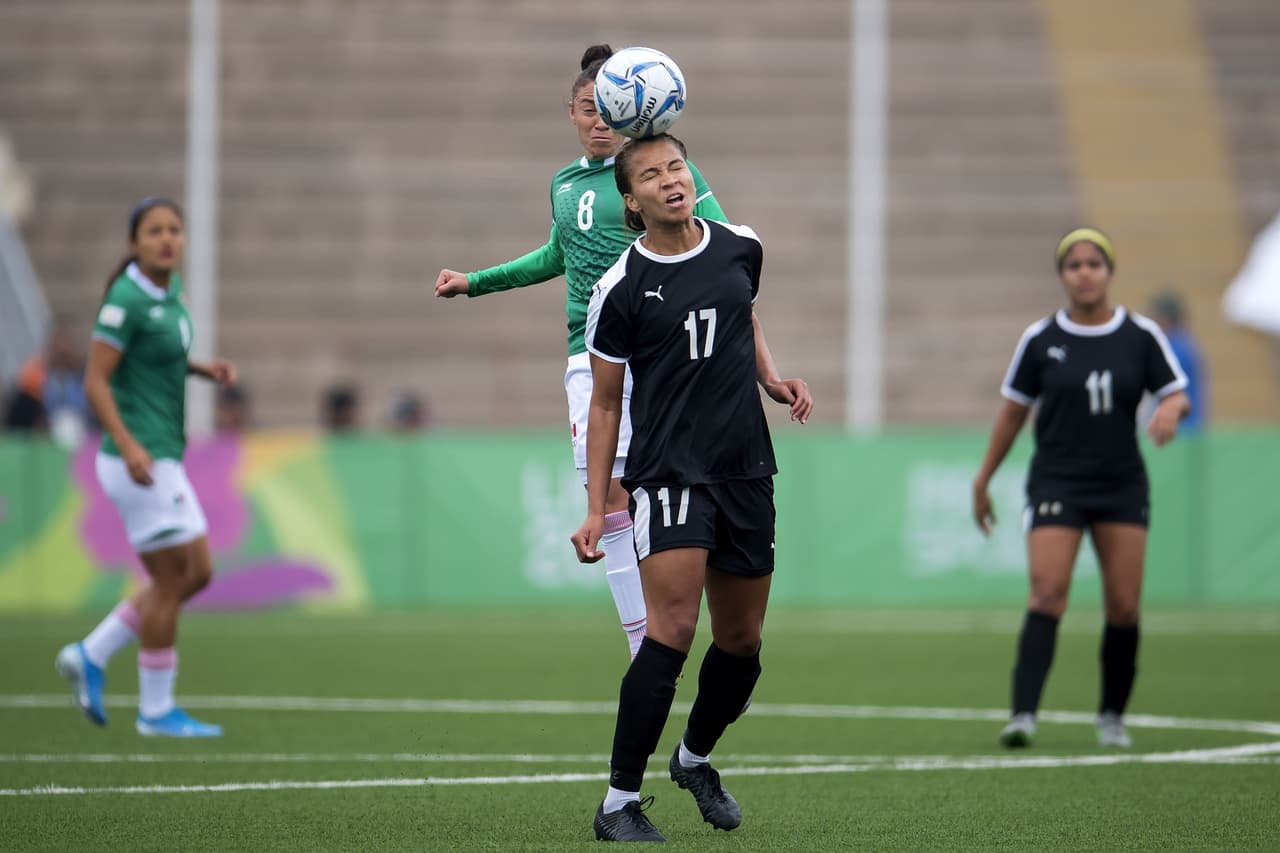 Intensa batalla por el balón.