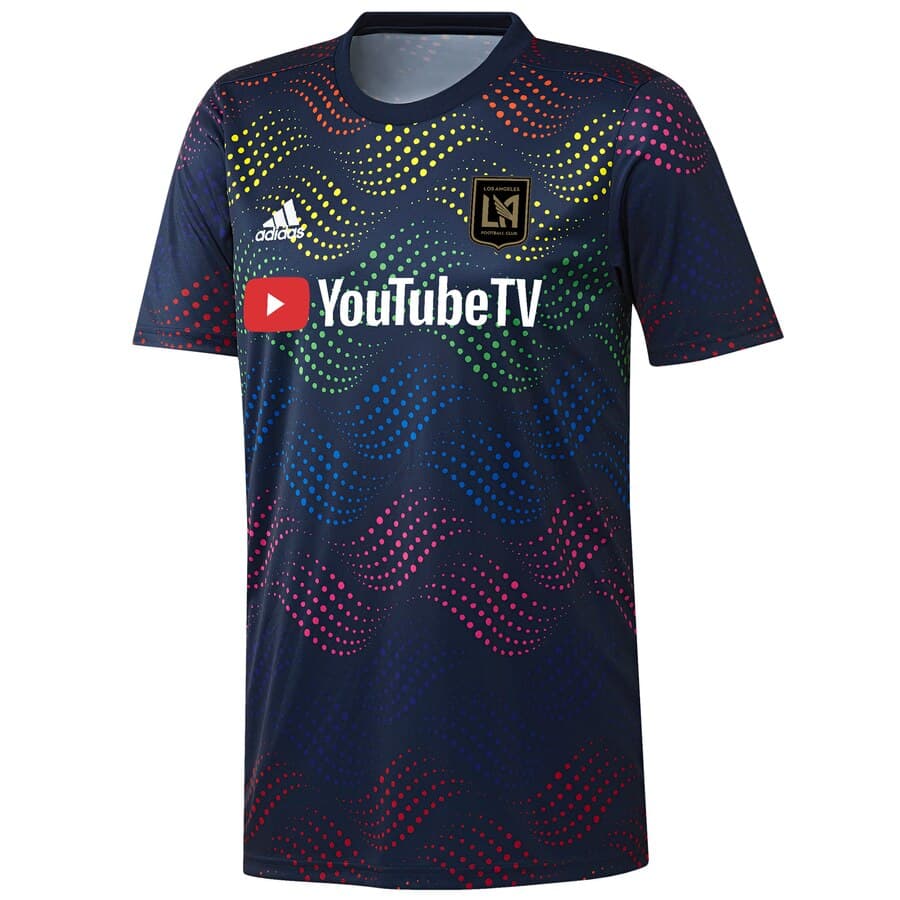 Como parte de la iniciativa 'Soccer For All', que busca la inclusión de todas las personas en el fútbol, la MLS ya ha dado a conocer algunas de las playeras de calentamiento que usarán los equipos la próxima semana en la Noche del Orgullo. Además, los dorsales de los jerseys de compeyencia tendrán los colores de la bandera de la comunidad LGBTI.