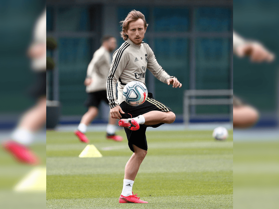 Los jugadores llevaron a cabo ejercicios individuales con y sin balón, divididos en dos turnos y en varios de los campos de futbol. Mariano y Jovic trabajaron en el interior de las instalaciones.