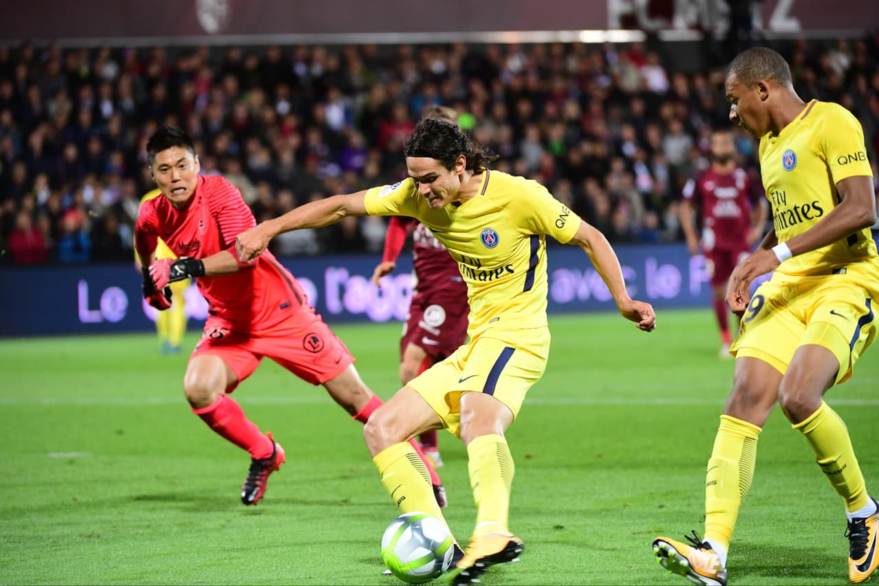 La primera anotación del partido, al minuto 21, la fabricó Neymar con un pase excepcional para Cavani, quien definió de pierna derecha.