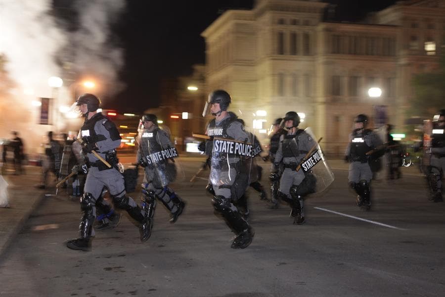 Las calles de la ciudad de Kentucky están fuertemente resguardadas por policías antimotines y se han producido algunos arrestos.