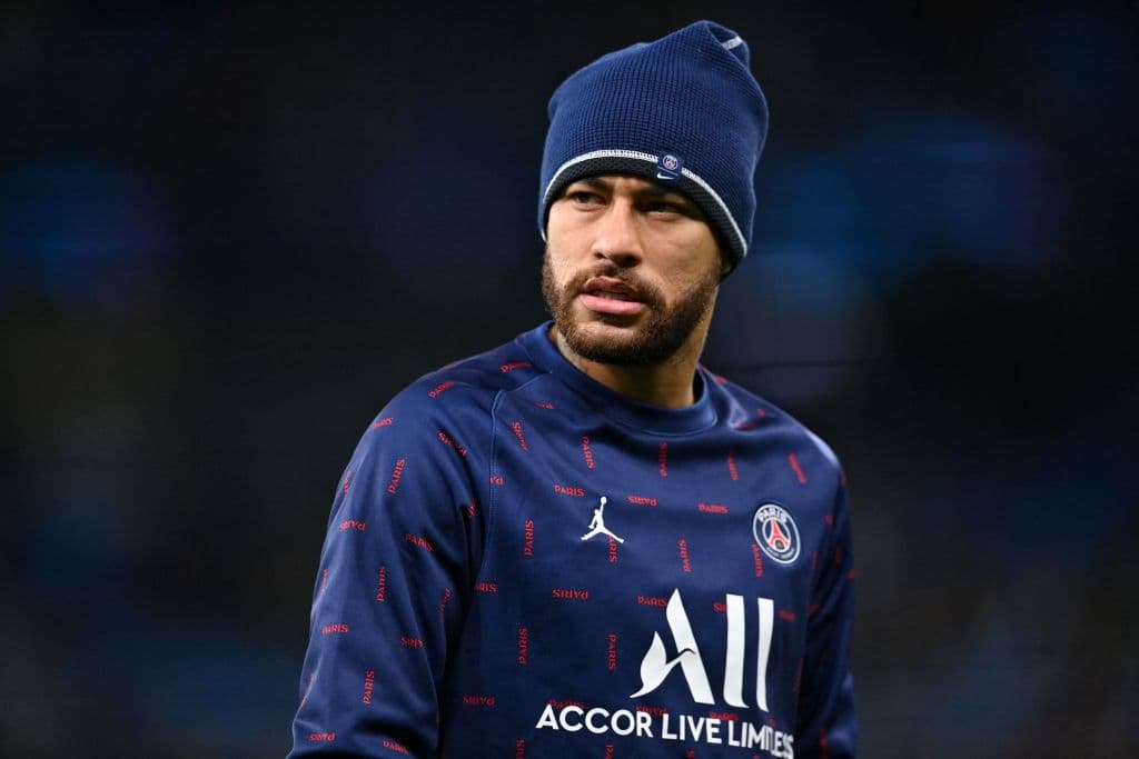 Anteriormente transmitió en vivo en Twitch, jugando juegos como "Counter-Strike: Global Offensive" (CS: GO) y "Call of Duty".