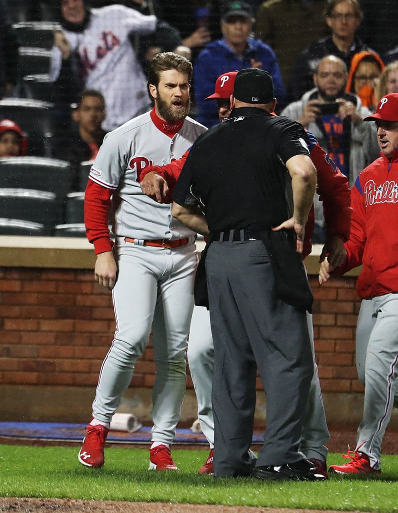 Harper le hizo saber que no estaba de acuerdo con su criterio de abrir tanto la zona de strike cuando él estaba en la caja de bateo considerando altos los lanzamientos con los que en su segundo turno fue sentenciado con chocolate sin tirarle.