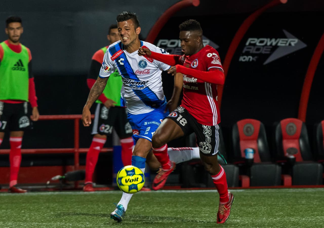 Algunos piensan que sólo fue una mala noche del zaguero charrúa Robert Herrera (concedió un gol y fue expulsado), pero sufre muchísimo yendo arriba al intentar despejar trazos largos; fue el gran villano de la paliza sufrida por el Club Puebla.