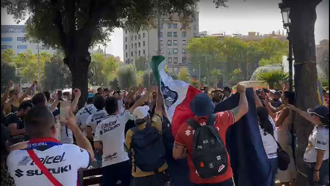 ¡Retumba el Goya en Barcelona! Fans de Pumas marchan al Camp Nou