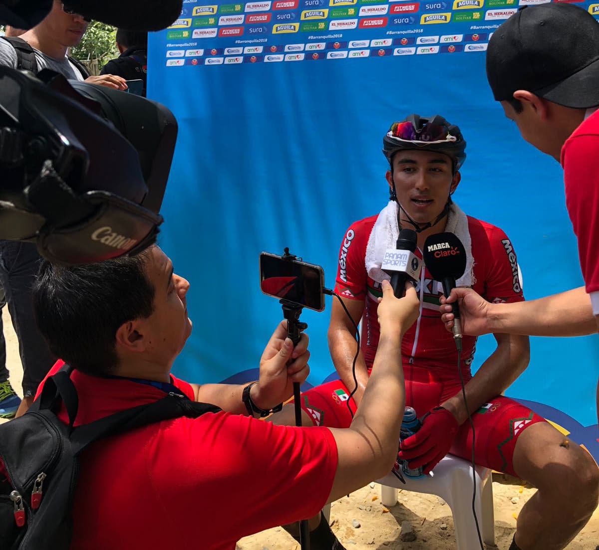 El mexicano Gerardo Ulloa atendió a la prensa luego de su victoria en el ciclomontañismo.
