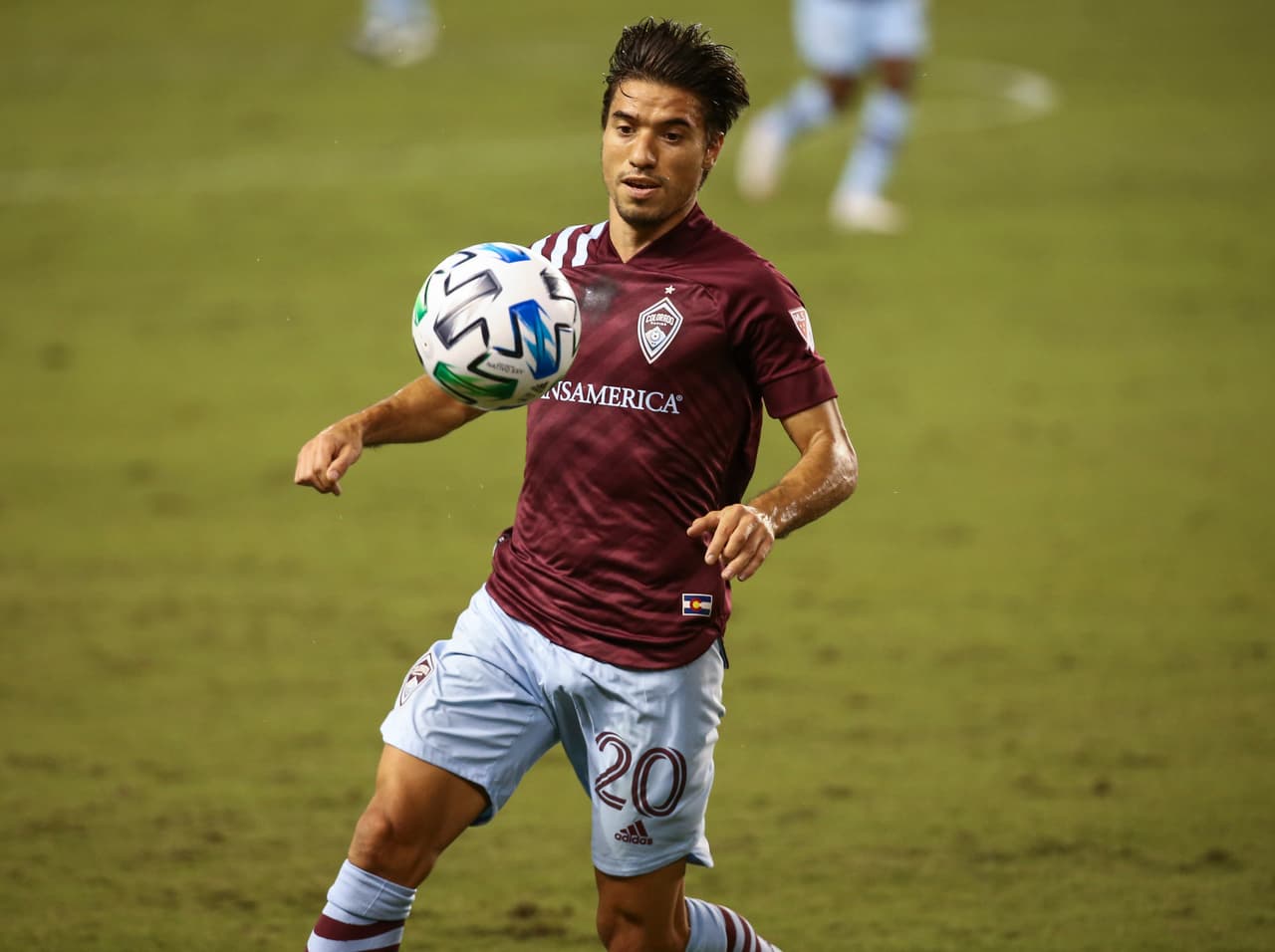 La camisa principal es la misma que en la temporada 2020, con el ya diseño el color borgoña.