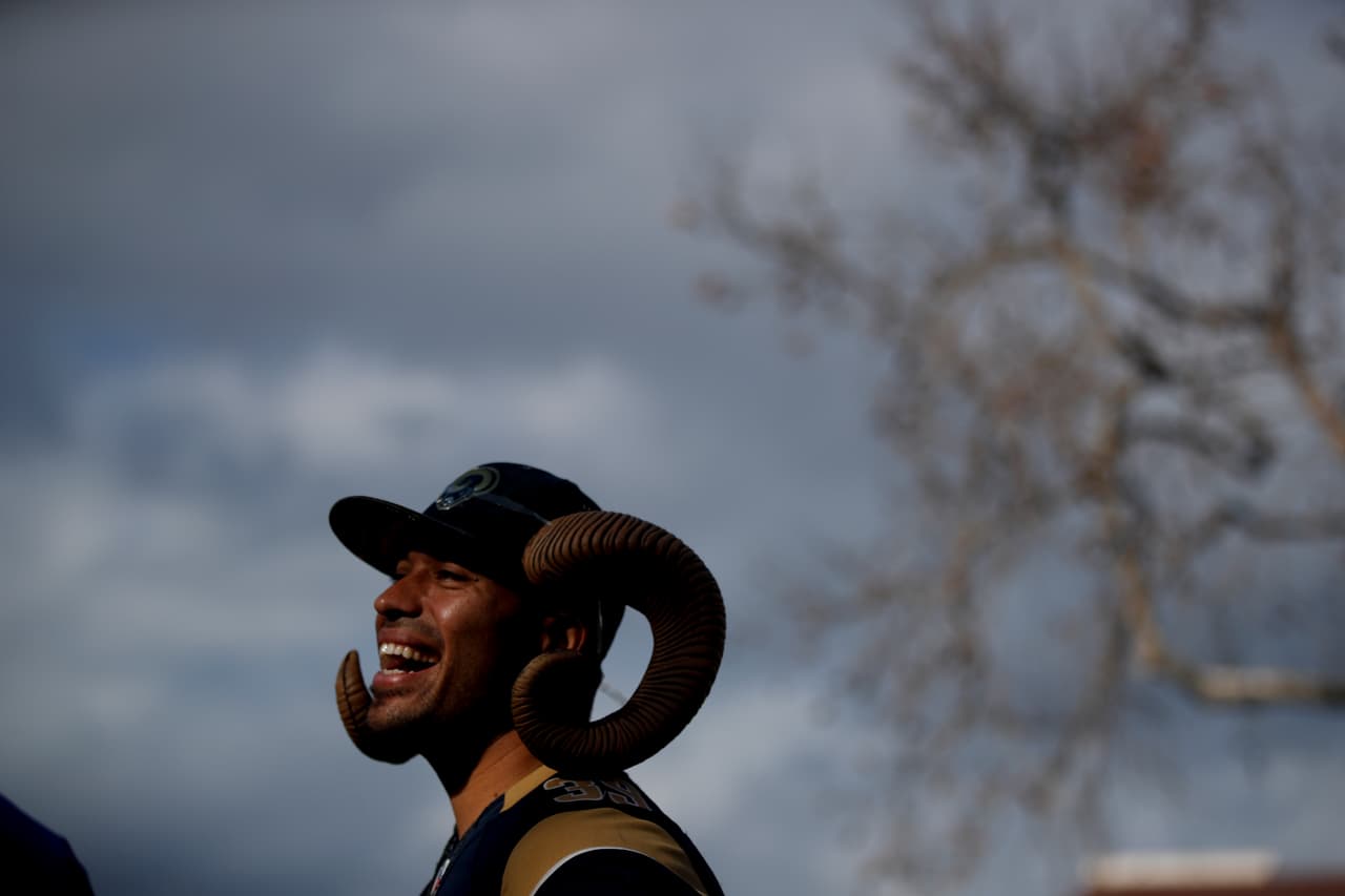 Un fanático de Los Angeles Rams en las horas previas al juego contra Dallas Cowboys.