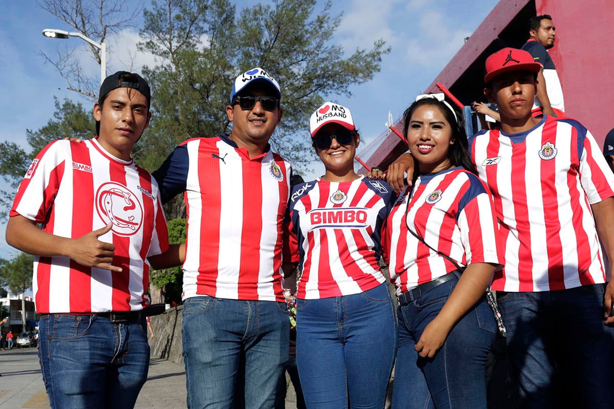 Fanáticos de Chivas en las afueras del estadio a minutos del juego.