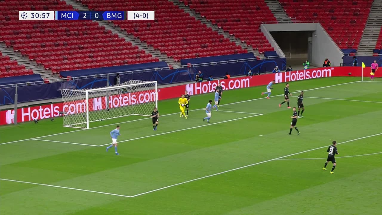 ¡TIRO ATAJADO! disparo por Riyad Mahrez.