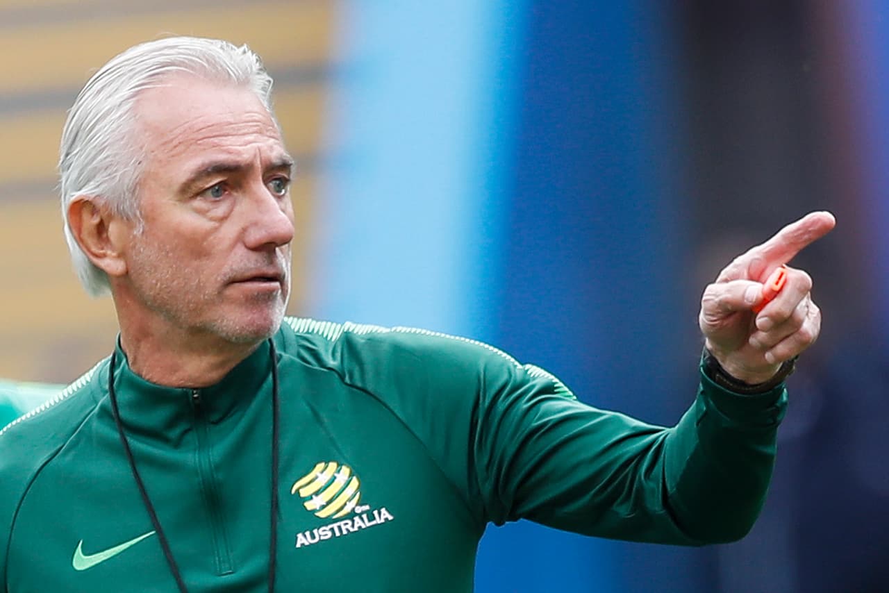 El técnico de la selección australiana, el holandés Bert van Marwijk dirigiendo la práctica preparándose para este importante cotejo ante Dinamarca. Una derrota es el adiós del Mundial.