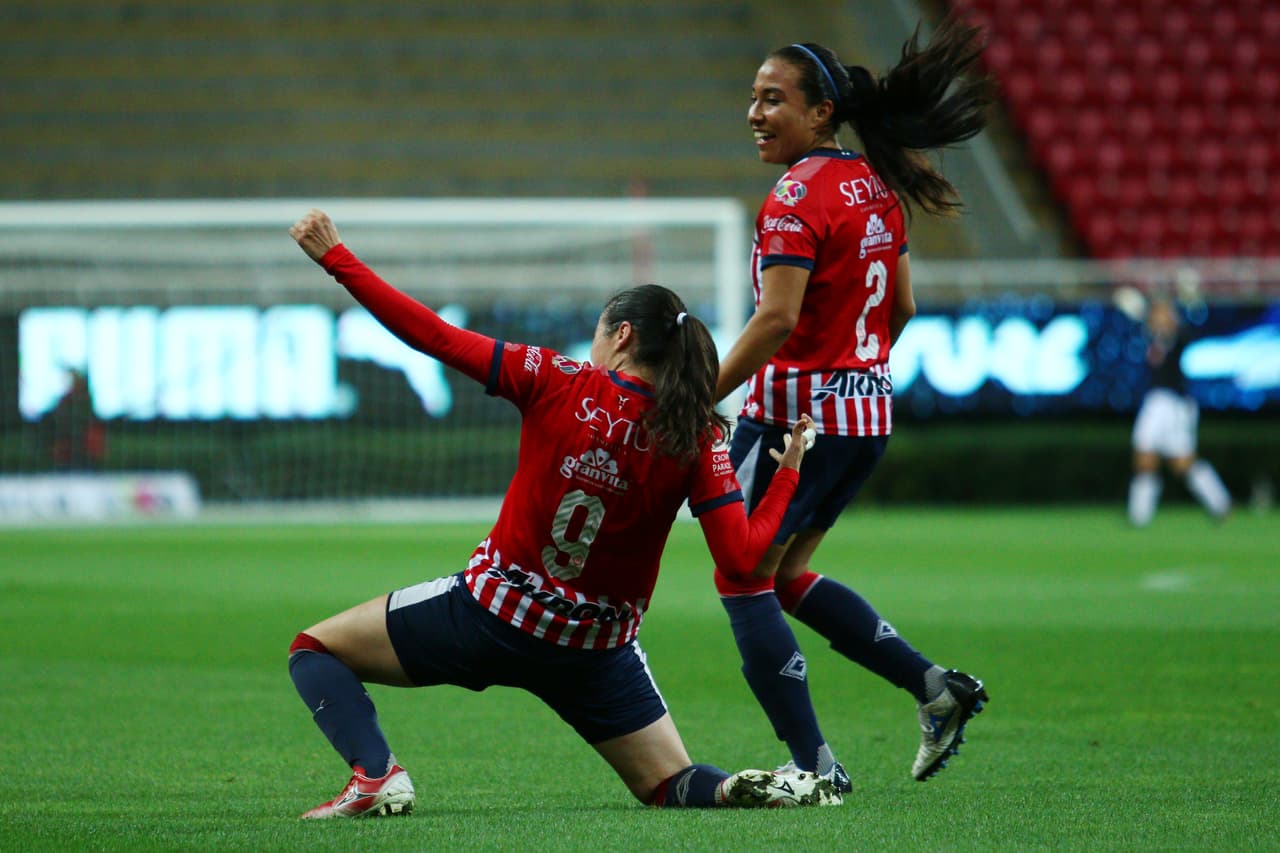 Brenda Morales (derecha) marcó rápidamente el primer gol del partido para Chivas al minuto 17 del juego donde fueron locales.
