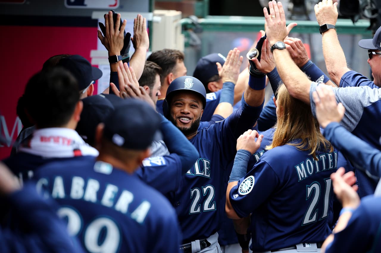 SEA 9 – 10 LAA: Por los Mariners, Robinson Cano produjo 5 carreras, incluyendo un cuadrangular con 2 compañeros a bordo.