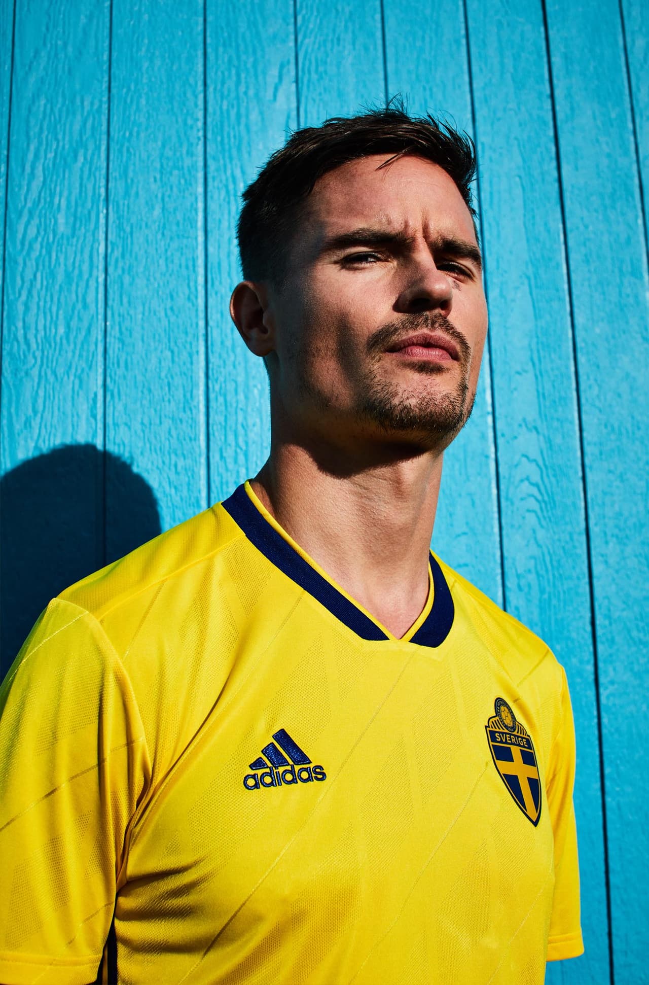 Suecia, que se clasificó en playoffs de la UEFA eliminiando a Italia, tendrá este jersey como su principal.