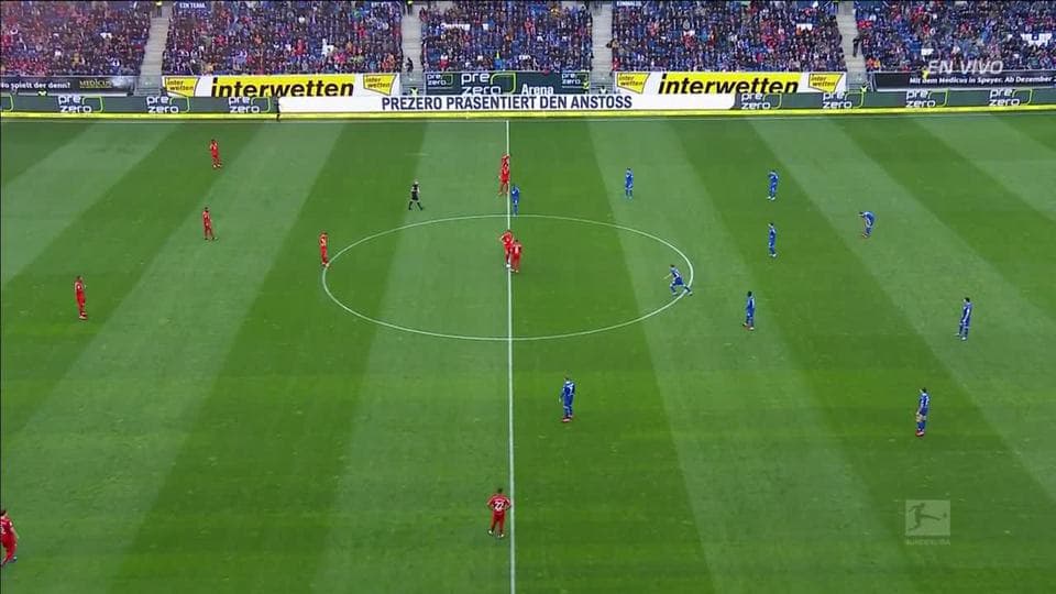 Arranca el partido y la pelota está en juego.