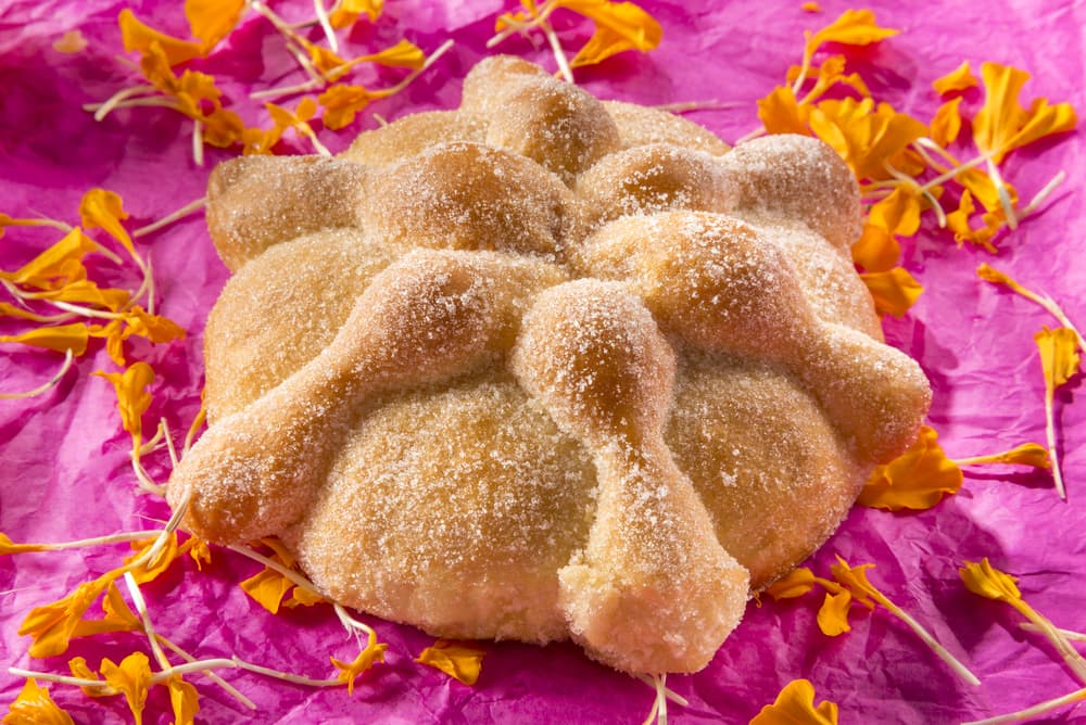 No puede faltar tampoco el pan de muerto, una tradición moderna que ha sido añadida y que no puede faltar durante la temporada. Es un elemento que se traduce como una señal de generosidad para nuestros seres queridos que vienen durante esa noche a visitarnos.