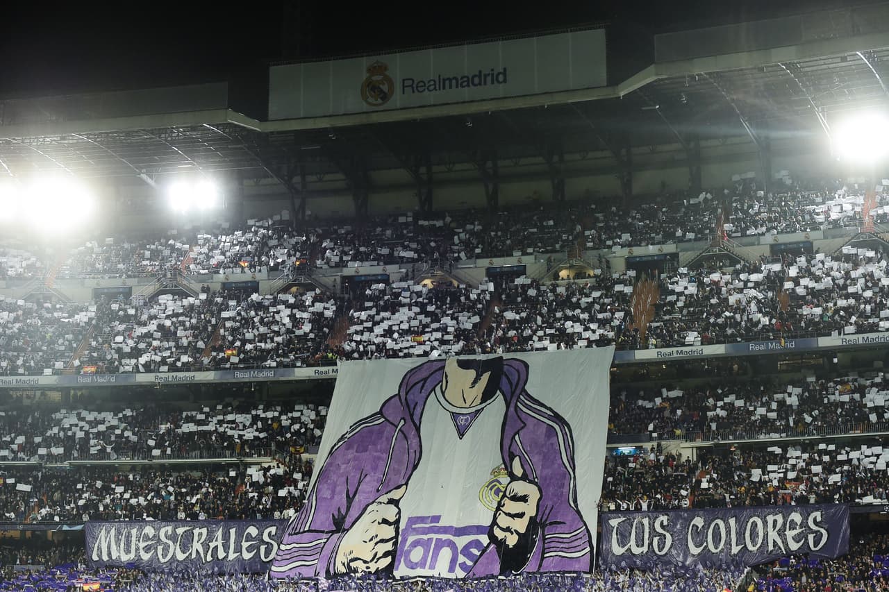 Un gran tifo en el Santiago Bernabéu.