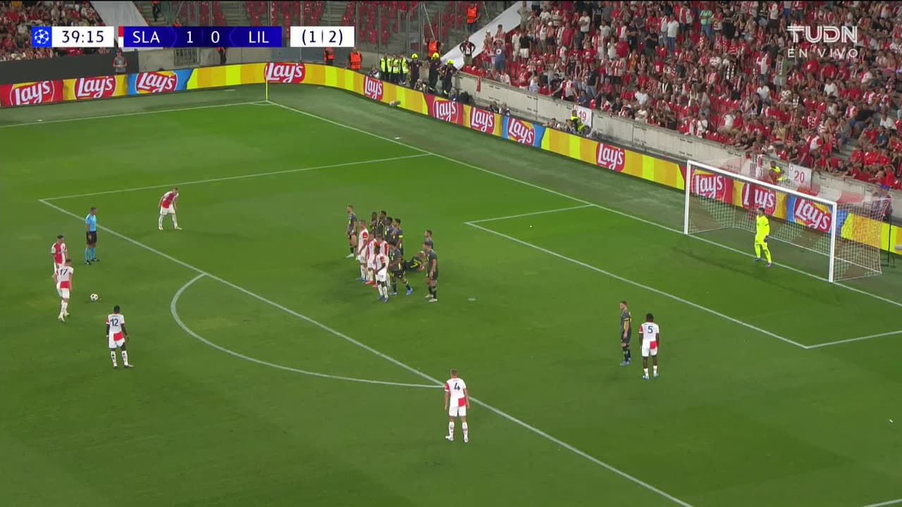 ¡CERCA! Christos Zafeiris disparó que se estrella en el poste.