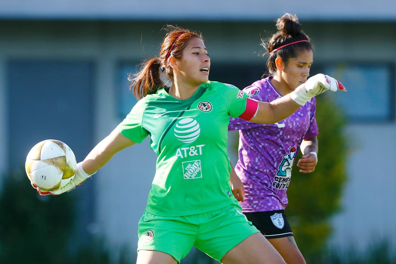 La guardameta del América, Cecilia Santiago, fue una de las figuras del partido al impedir el gol de las rivales.
