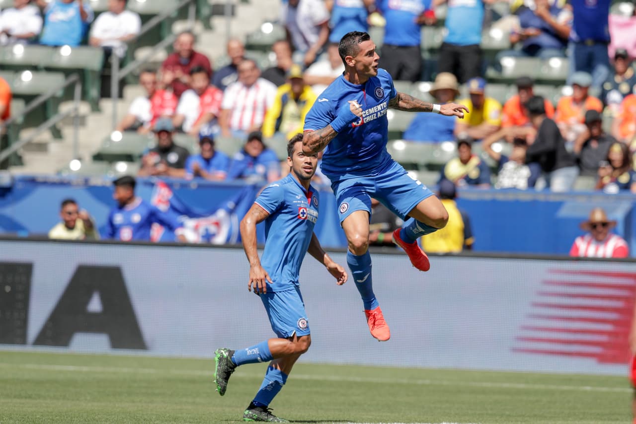 Pero a los 20 minutos, tras un gran centro de Yoshimar Yotún, a balón parado, Milton Caraglio se adelantó en el área.