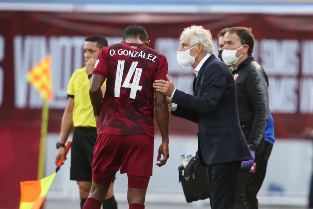 Salomón rondón tiene una tarde de ensueño y con triplete comanda la goleada 4-1 de Venezuela sobre Bolivia.
