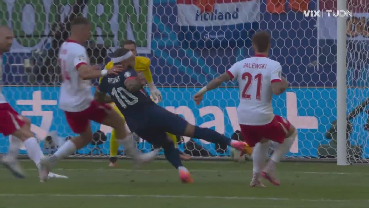 ¡Pasa llorando! El remate de Depay coquetea con el gol