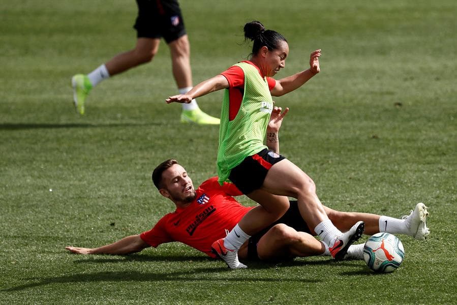 Al término de la sesión, hubo un partido mixto entre algunos jugadores y jugadoras de los equipos del Atlético de Madrid.