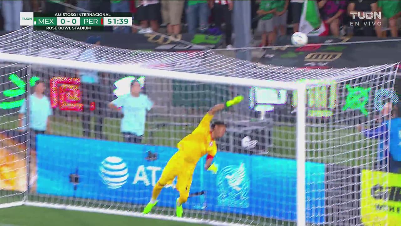 ¡Cañonazo peligroso! Álvarez prueba suerte con disparo de media distancia