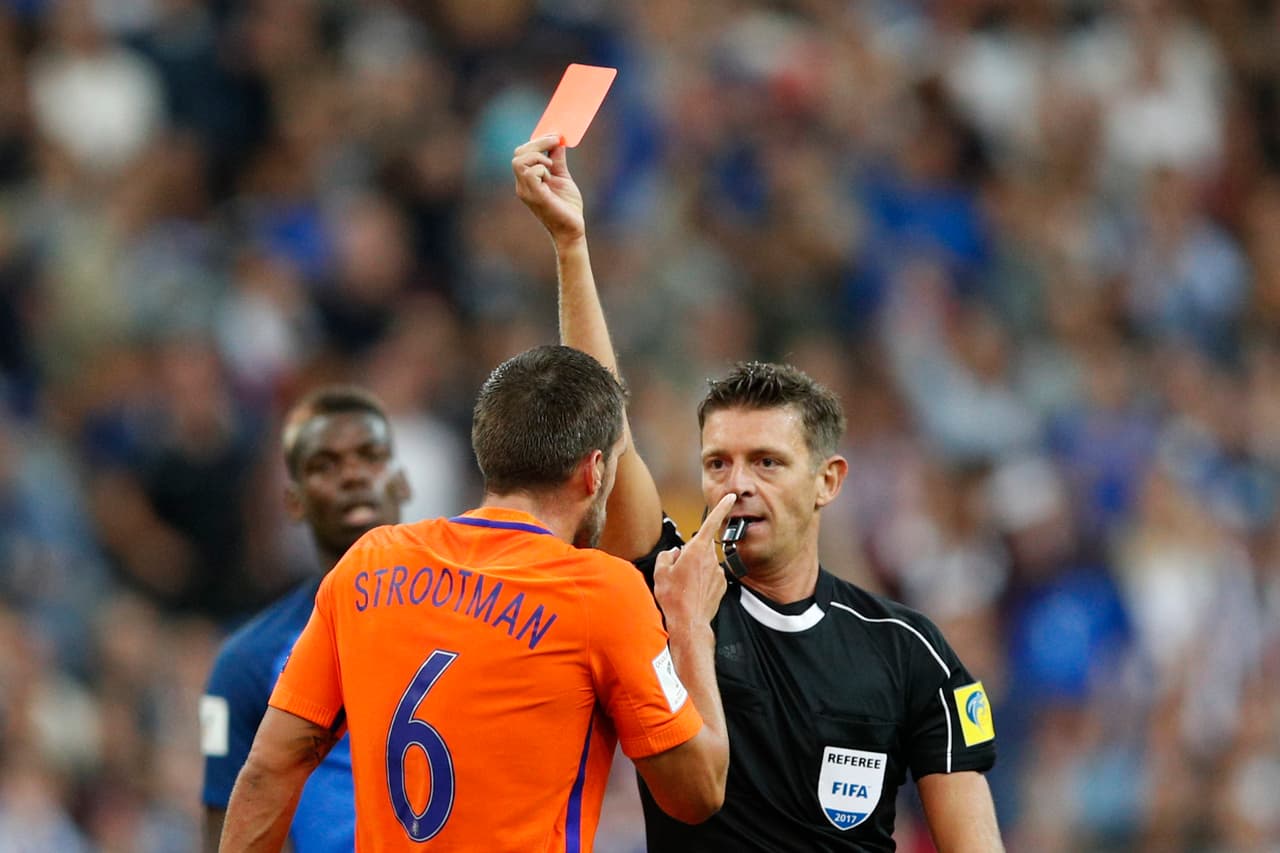 En la segunda mitad, al minuto 62, Kevin Strootman empeoró el panorama para los 'Tulipanes' cuando recibió la segunda amarilla y con ello la expulsión.