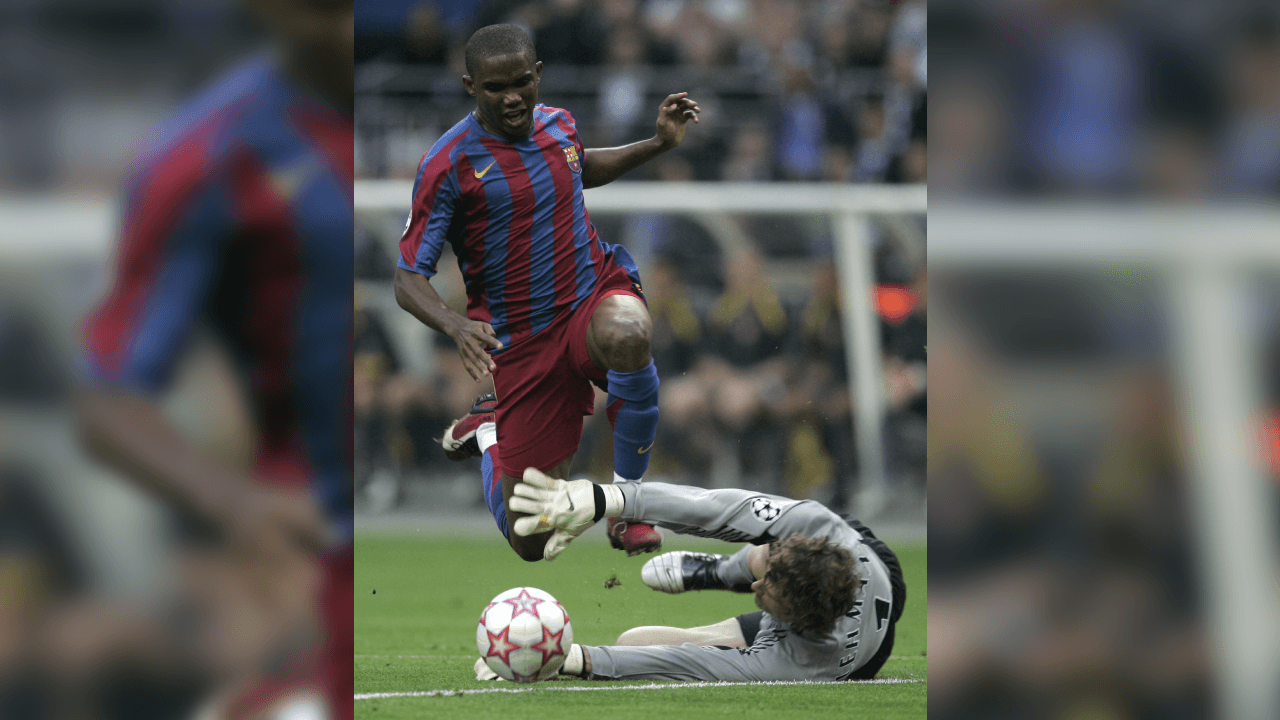 Muy temprano en el partido Ronaldinho filtró un balón para Eto’o quien fue ‘tacleado’ por Lehmann.