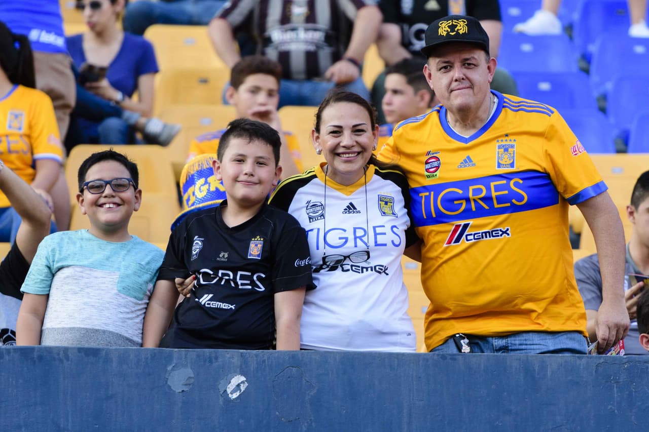 Fanáticos del Tigres de la UANL aguardan el inicio del partido contra el Club León por la jornada 1 de la Liga MX Apertura 2018.