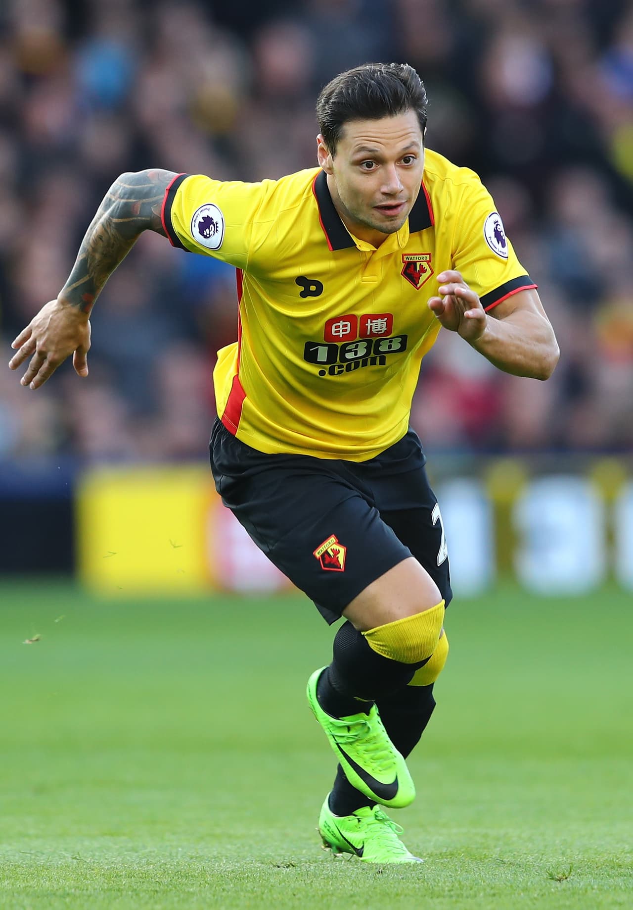 Mauro Zárate pertenece a la generación de Lionel Messi y con Argentina ganó el Mundial Sub20 de Canadá 2007. Pero tomó la decisión de fichar por un club de Qatar a cambio de 22 millones de dólares y a partir de ahí su carrera ha sido de irregularidad. Debutó en Vélez Sarsfield a los 17 años.