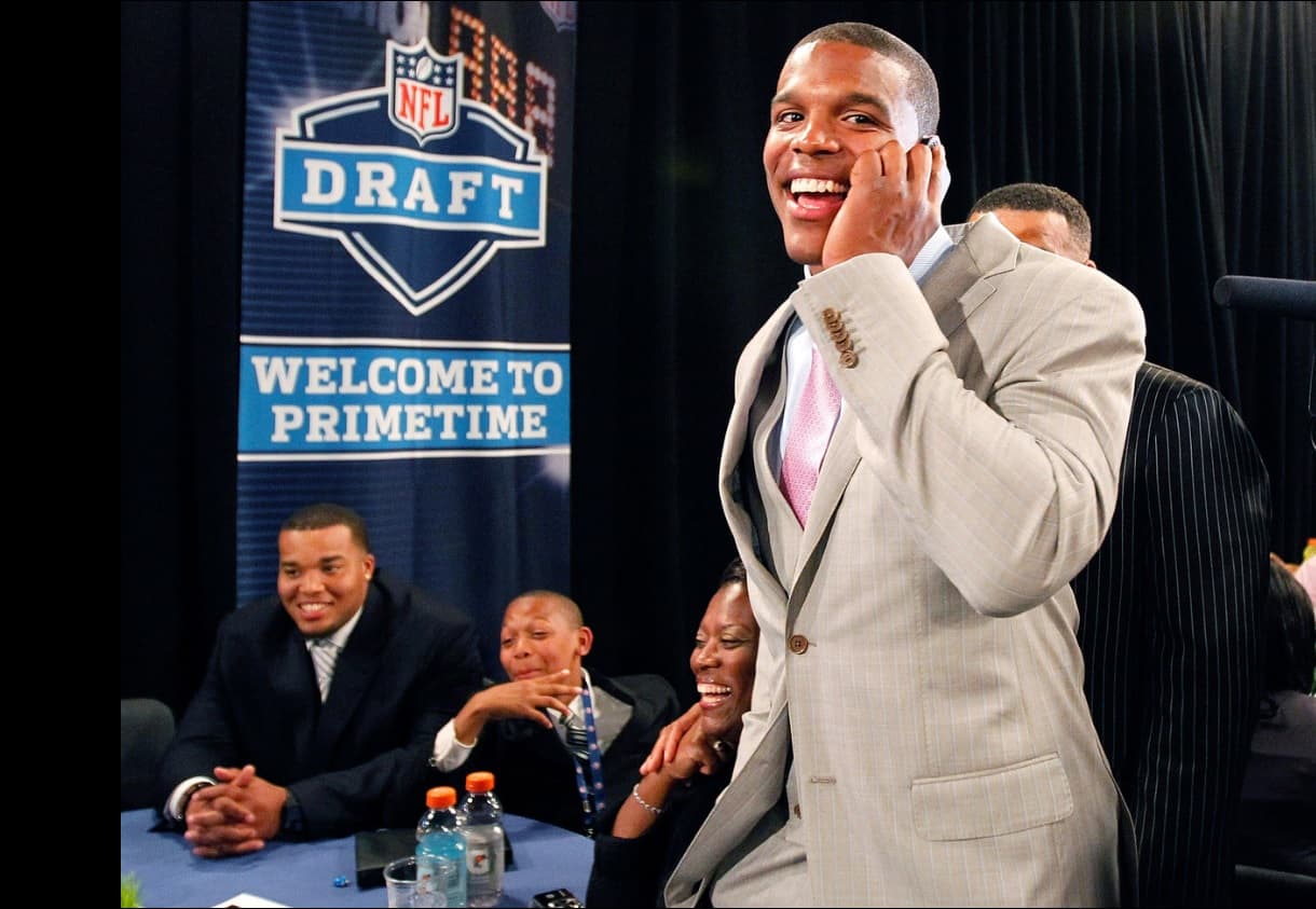 Cam fue la selección N°1 global del Draft 2011 de la NFL, egresado de los Auburn Tigers de Alabama, ese día vistió un traje color arena con corbata rosa. (Foto: AP)