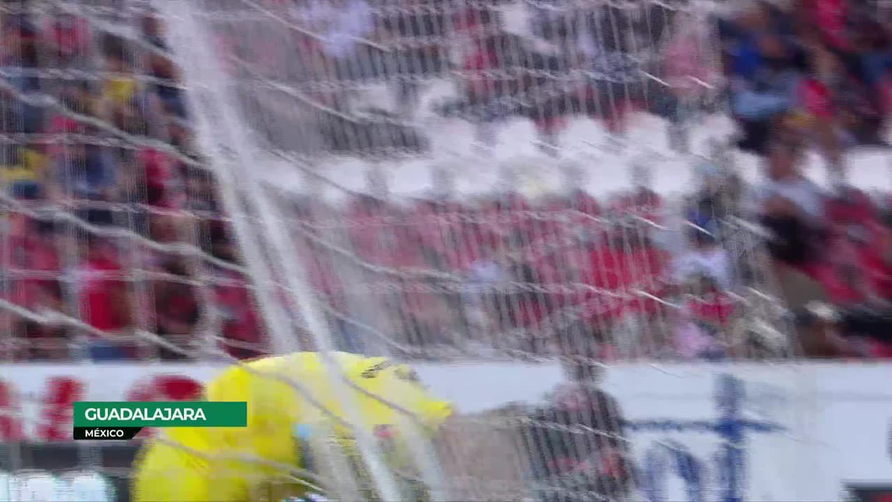 Arranca el partido y la pelota está en juego.