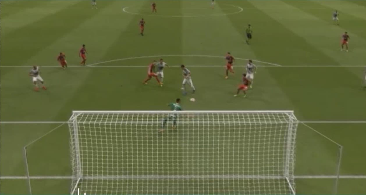 Los Pumas de Alejandro Zamudio vivieron una pesadilla en su debut luego de ser goleados 1-8 por las Chivas en Ciudad Universitaria.