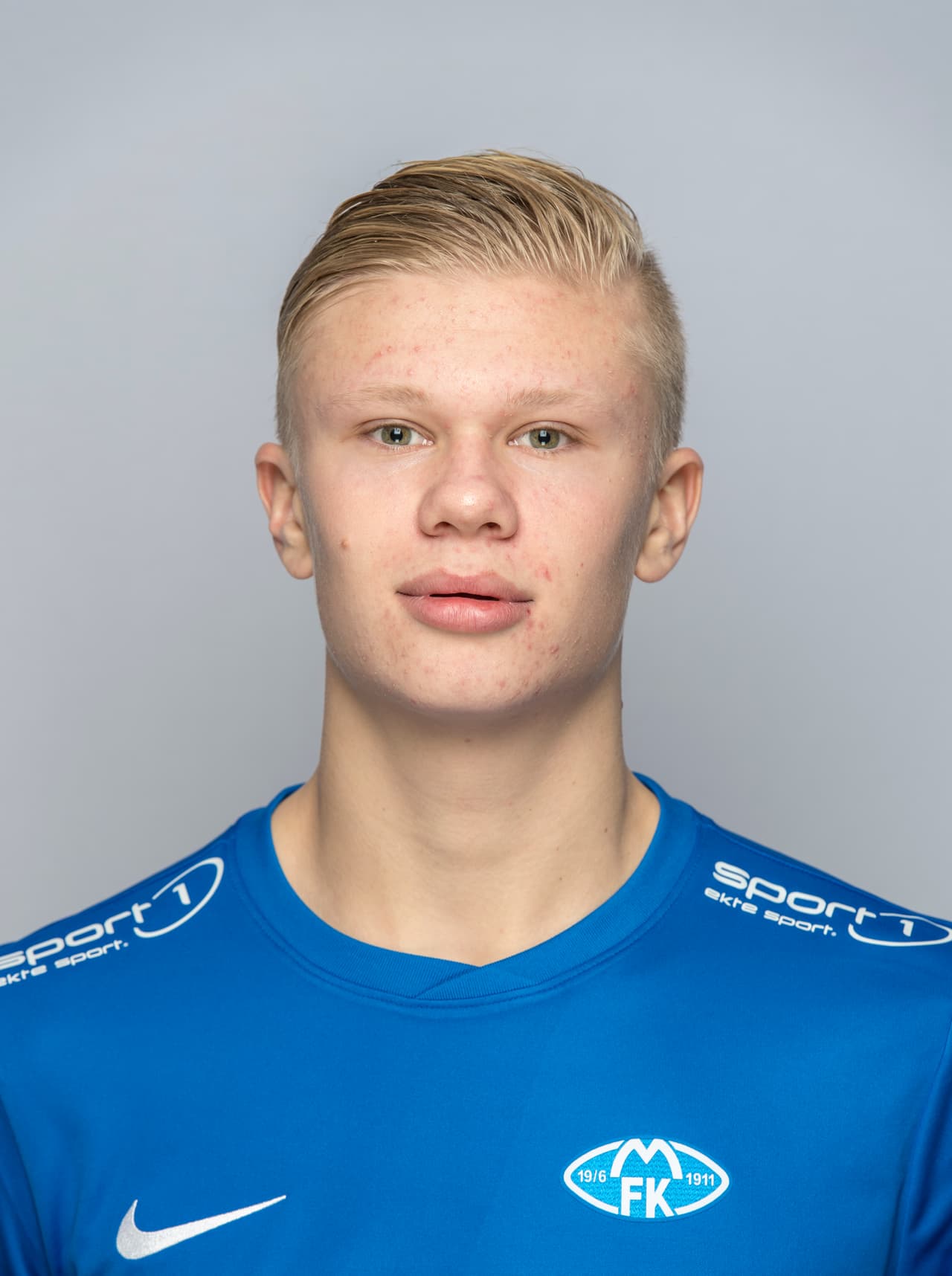 Nacido el 21 de julio de 2000, el atacante noruego completa 70 partidos desde su debut con Bryne en su país y ya tiene 20 goles como profesional.