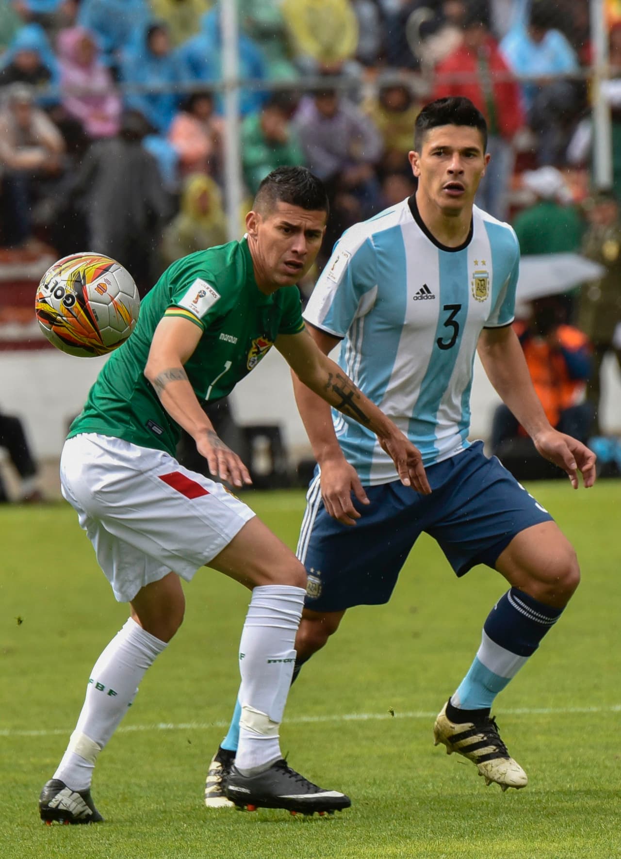 Juan Arce (Bolivia) en un duelo con Facundo Roncaglia (Argentina) por la banda derecha de la 'albiceleste'.
