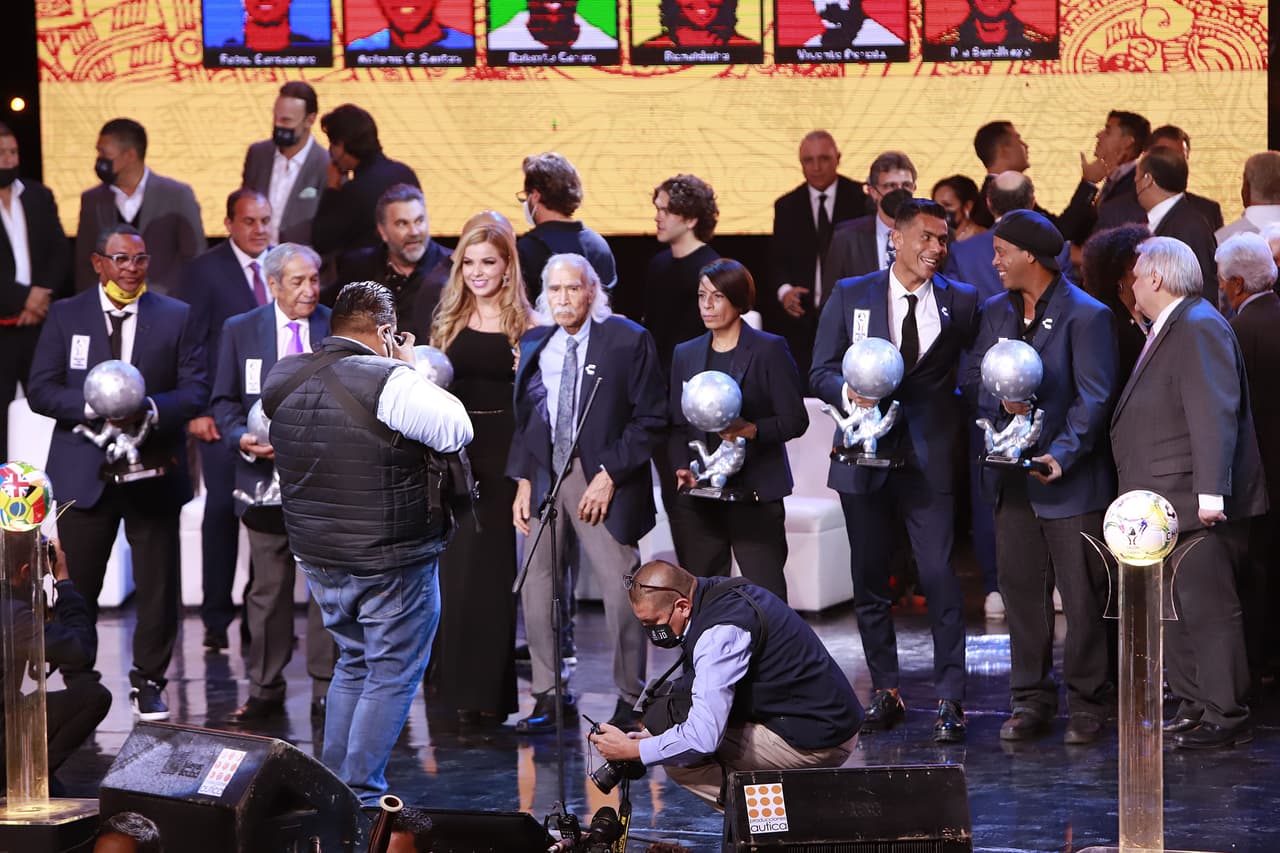 Ronaldinho fue la gran figura de la ceremonia de investidura al Salón de la Fama de la décima generación, en donde los grandes ausentes fueron Raúl González, Roberto Carlos, Fabio Cannavaro y Pia Sundhage.