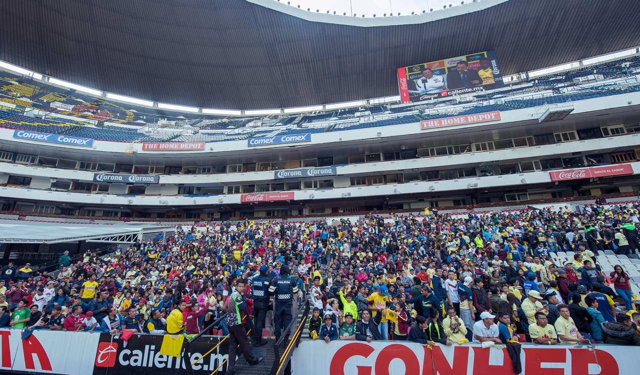Las Águilas, tanto el equipo varonil y femenil, convivieron con los aficionados y se tomaron la foto oficial con ellos en el Estadio Azteca.