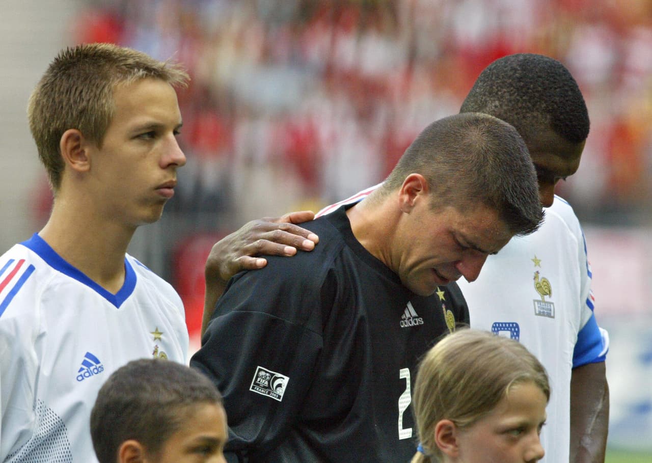 Francia y Camerún llegaron a la final en el Stade de France. Ambos equipos lloraron su pérdida.