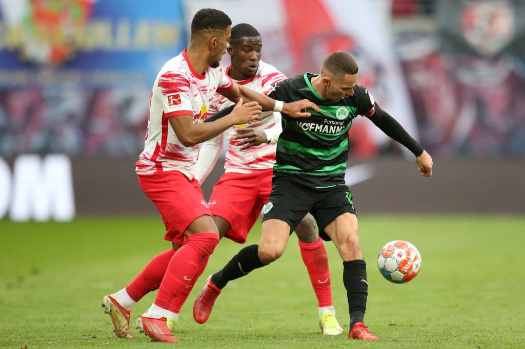 De la mano de Lewandowski, Bayen golea 4-0 al Hoffenheim, sin Erling Braut Halaand, Borussia Dortmund logra vencer 1-3 al Arminia Bielefeld, Leipzig golea 4-1 al Greuther y Freiburg vence 0-2 en su visita al Wolfsburg.