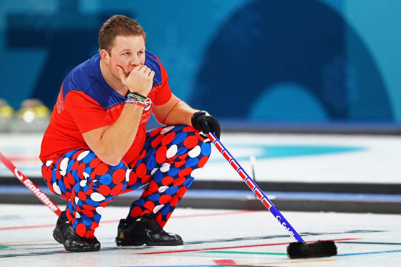 El equipo masculino de curling en Pyeongchang 2018, que siempre usa el mismo color de playera, ha sorprendido con sus pantalones de curiosos diseños, que hasta corazones tuvieron en San Valentín.