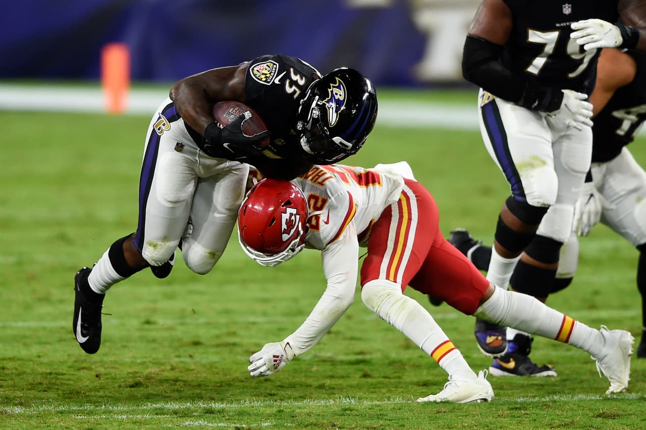 Patrick Mahomes supera las 350 yardas por aire, manda cuatro pases de touchdown y mete uno más por tierra en la victoria 34-20 sobre los Baltimore Ravens.