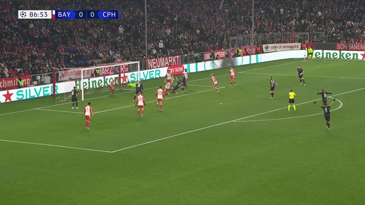 ¡TIRO ATAJADO! disparo por Elias Achouri.